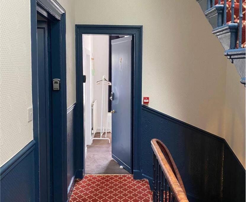 The Kingsview Townhouse - Boutique Hostel Единбург Екстер'єр фото
