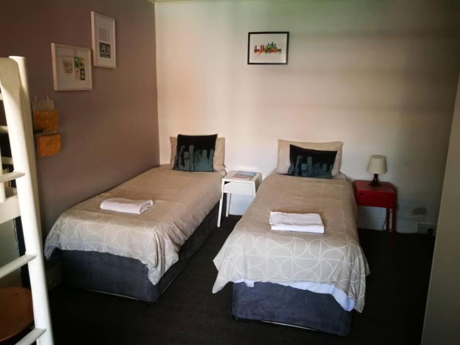 The Kingsview Townhouse - Boutique Hostel Единбург Екстер'єр фото